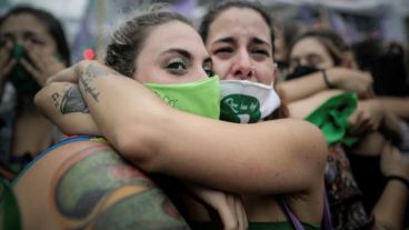 Un abrazo fraternal que resume el espíritu de la "marea verde".