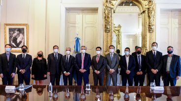 El presidente se reunió con empresarios chinos para impulsar la reactivación de los trenes en todo el país.