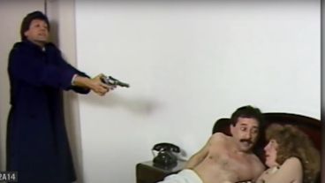Una de las escenas de Carlín con Francella y Silvina Rada en "El Corrupto", por el viejo Canal 3.