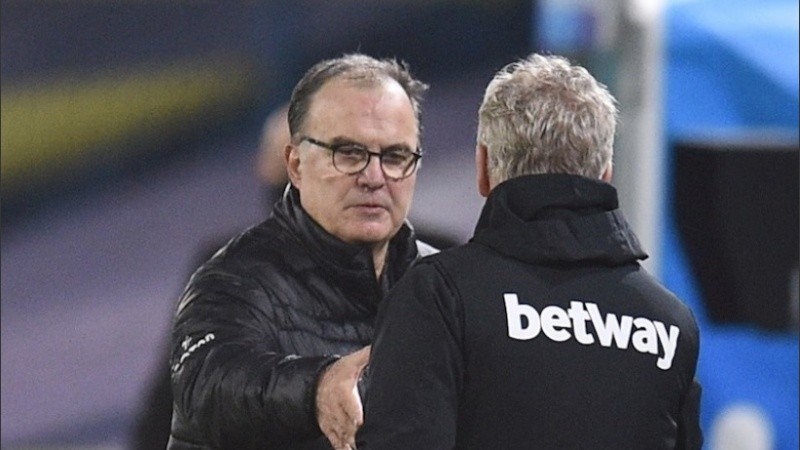 Bielsa saluda a su colega David Moyes tras el partido.