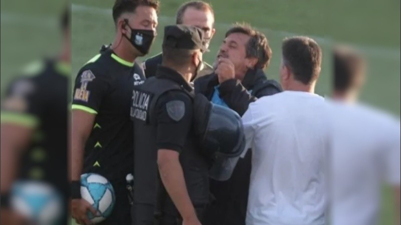 “Somos rehenes en el fútbol argentino, rehenes de los árbitros”, se quejó Caruso Lombardi.