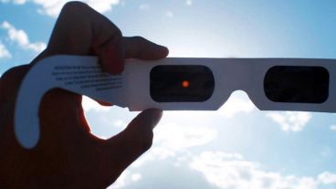 Para ver en forma directa el eclipse de sol se deben usar anteojos especialmente diseñados y certificados con la norma ISO 12.312-2 del 2015.