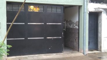 El ataque a balazos contra el portón de una vivienda.