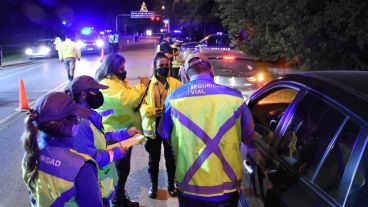 Uno de los operativos, en la vieja ruta 9 a la altura de Funes.