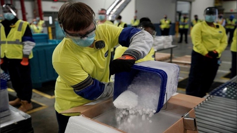La vacuna se traslada en paquetes refrigerados por hielo seco que pueden contener hasta 4.875 dosis. 
