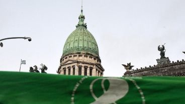 ¿Será ley? Con media sanción, el aborto legal queda a decisión de los senadores.