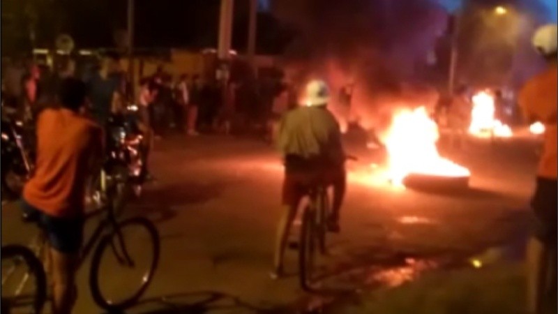 Manifestantes quemaban cubiertas a modo de protesta.