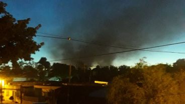 Así s veía a los lejos la pueblada en la comisaría 12 tras el ataque a Mili.