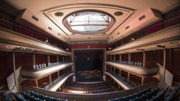 Una captura del escenario del teatro municipal La Comedia