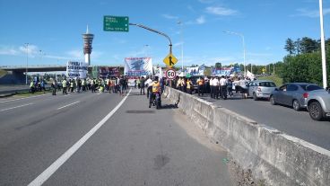 Los trabajadores de LATAM cortaron el ingreso al aeropuerto de Ezeiza.