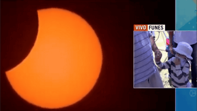 El eclipse solar desde Funes en su comienzo.
