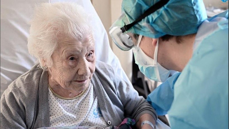 Elena nació dos años antes de la irrupción de la gripe española y vivió la primera Guerra Mundial, la segunda, y la guerra civil española.