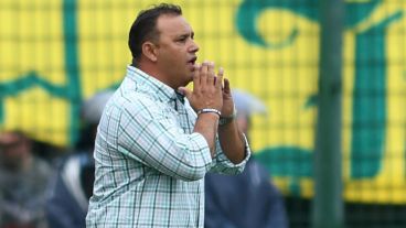El ex DT de Rosario Central cargó contra los árbitros y la organización del ascenso.