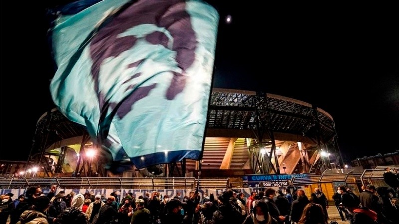 La bandera de Diego Maradona presente en el estadio de Nápoli. 