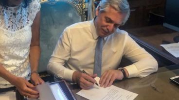 El presidente Alberto Fernández promulgó la Ley 27.591 a través del Decreto 990/2020.