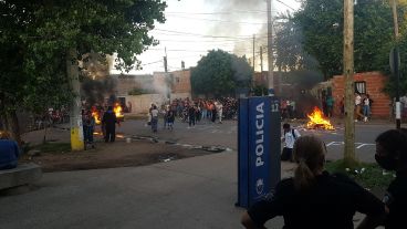 La indignación de los vecinos frente a la comisaría 12.
