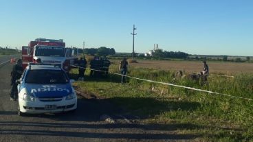 El Ford Escort gris quedó volcado en la cuneta.