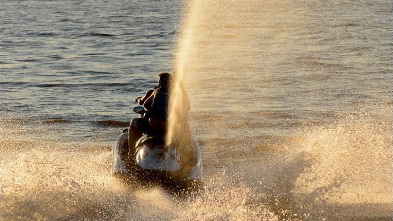 El conductor de la moto de agua perdió el control y subió a una playa de la isla. 