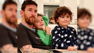 Lionel Messi en una foto familiar junto a sus hijos Ciro y Mateo.