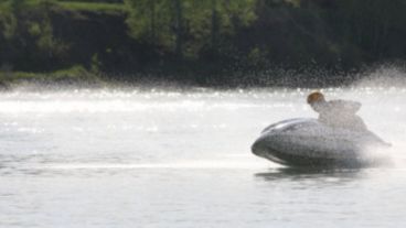 La moto de agua subió a la playa y embistió a una pareja que tomaba sol.