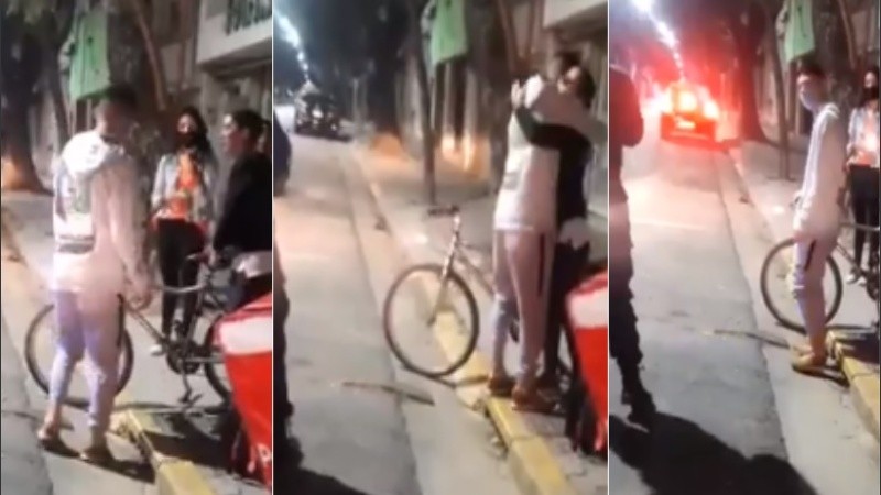 El momento en que Gisela le entrega la bici a Tobías. 