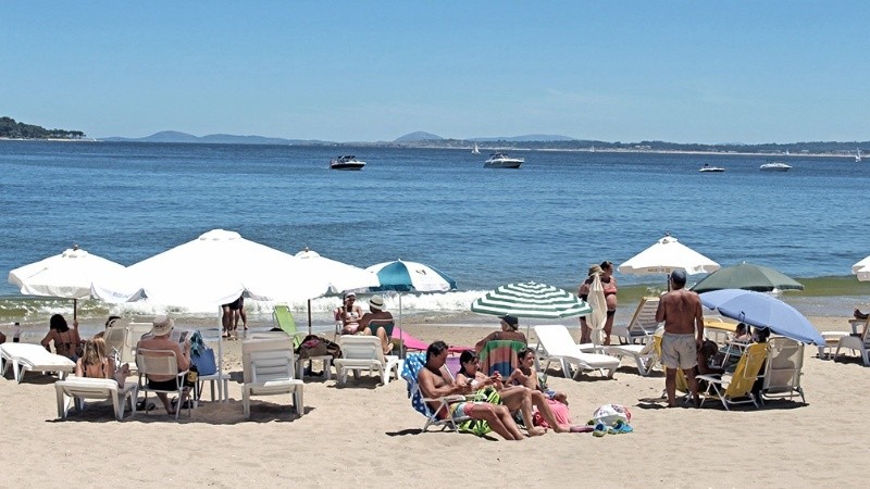 Las playas argentinas recibieron turistas en el fin de semana largo.