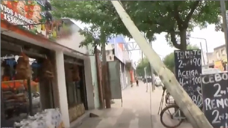 Un peligro. El poste quedó pendiendo de algunos débiles cables tensados.