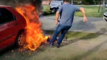 El momento en que el dueño de Guerrero causa el incendio del auto.