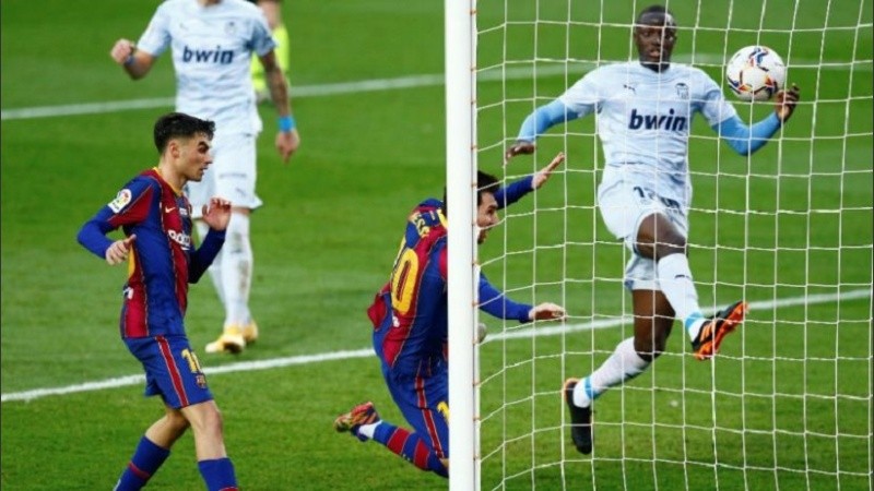 Leo se tira de cabeza al récord. Messi igualó a Pelé.
