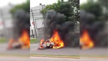El conductor del coche salió ileso porque pudo bajarse del vehículo a tiempo.