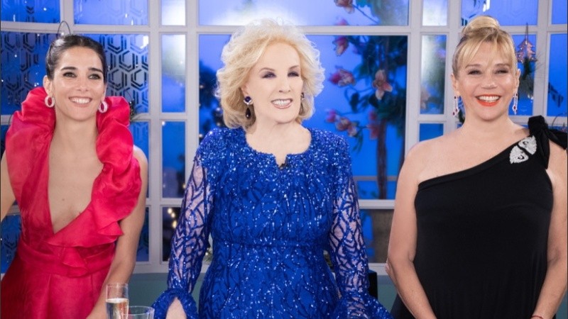 Mirtha, en su esperado regreso, con su hija Marcela y su nieta Juana. 