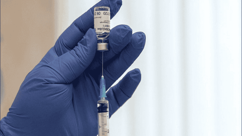 Listos, preparados, pero no ya: la vacunación podría concretarse la semana que viene. 