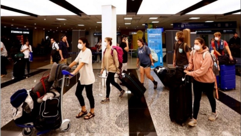 El principal foco del Gobierno está puesto en los países que confirmaron la presencia de la nueva cepa del coronavirus, que azotó a Gran Bretaña y se reveló como más contagiosa.