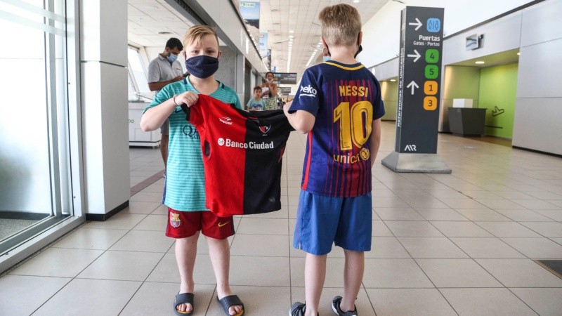 Unos niños en el aeropuerto de Rosario para ver a Messi.
