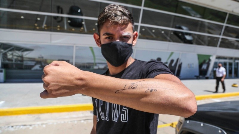 A falta de papel, el brazo para un autógrafo de Messi. 