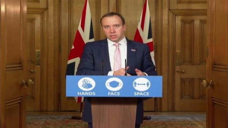 El secretario de Estado de Sanidad, Matt Hancock, anunció que identificaron en el país al menos dos casos, ambos contactos de personas que habían viajado a Sudáfrica.