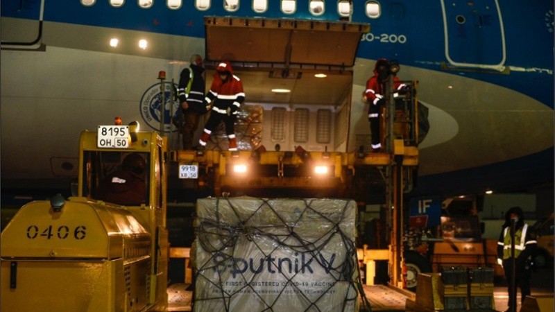 Comenzó la carga de vacunas contra el coronavirus que llegará este jueves al país en vuelo de Aerolíneas