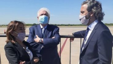 Ginés y Cafiero en el aeropuerto de Ezeiza esta mañana.