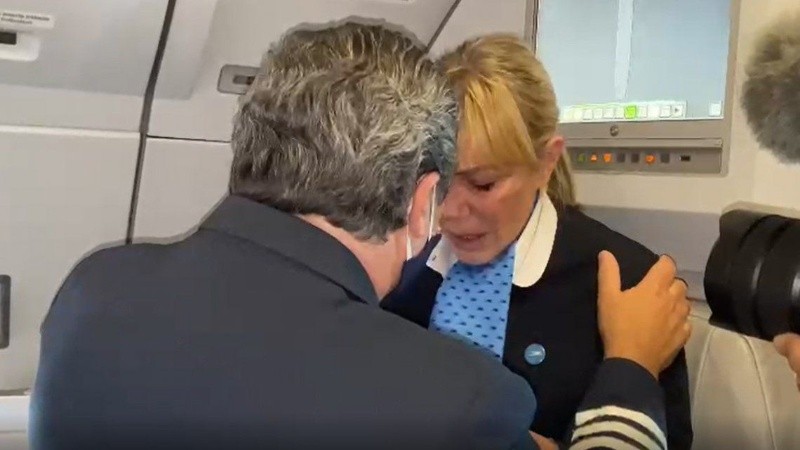 Un breve video muestra la emoción de los tripulantes que trajeron las vacunas desde Rusia.