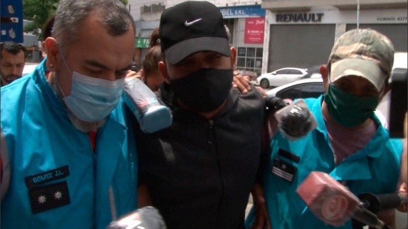 Su abogado sostuvo que el joven no vio a la mujer ni al niño que cruzaban la calle por un camión que pasó el semáforo en rojo.