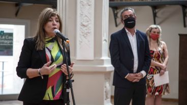 Carina Cabo en una de las actividades de su área, acompañada pro el intendente Javkin.