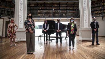 Carina Cabo en una de las actividades de su área, acompañada pro el intendente Javkin.