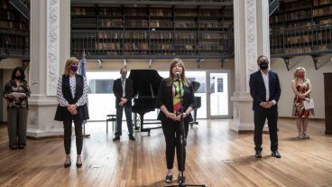 Carina Cabo en una de las actividades de su área, acompañada pro el intendente Javkin.