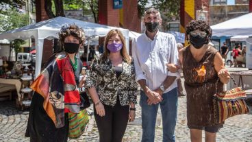 Carina Cabo en el Paseo de los Encantos, con actores rosarinos.