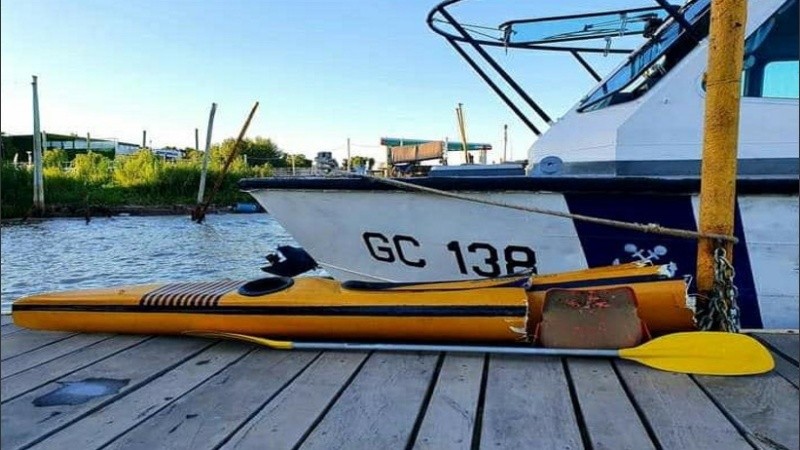 El kayak tras el siniestro en el río.