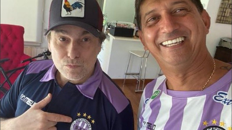 Calamaro muestra con orgullo la camiseta de Sacachispas.