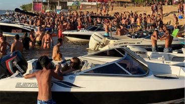 Postal de la concentración de gente durante el sábado en las costas del Paraná.