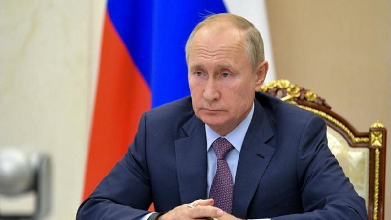 Putin tomó la decisión luego de que el Ministerio de Salud ruso aprobara la aplicación de la Sputnik V para personas mayores de 60 años. 