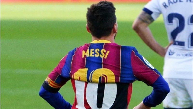 Para la posteridad. La imagen de Messi con la camiseta de Maradona.