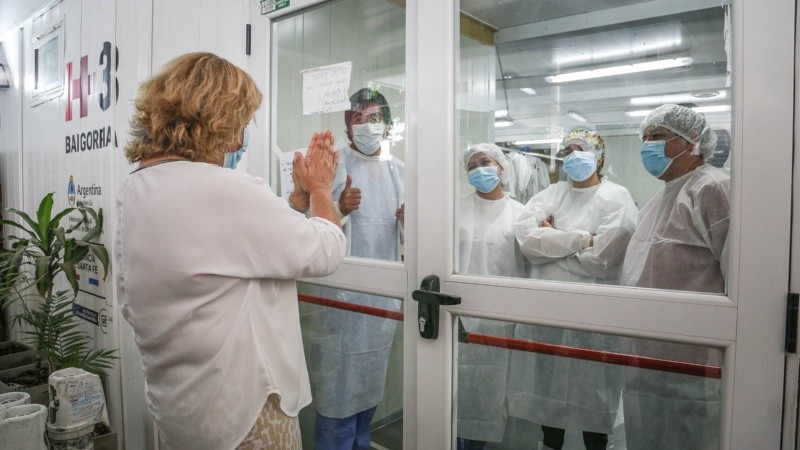 Martorano saludando al personal de salud que trabaja en los módulos covid de Granadero Baigorria.